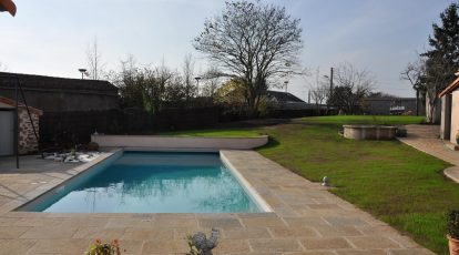 Intégration d'une piscine et style rustique