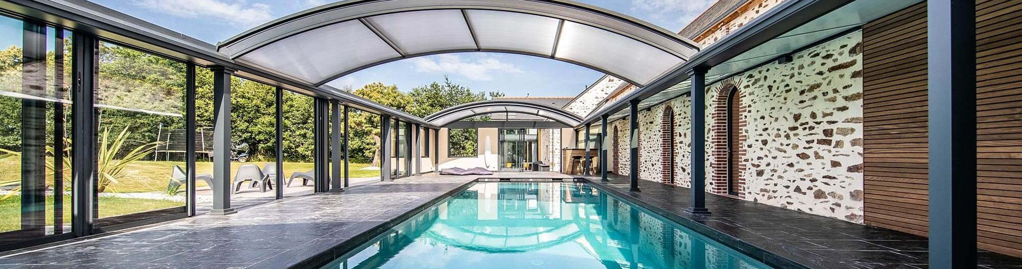 Piscine d'intérieure avec toit ouvrant