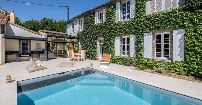 Terrasse en pierre calcaire avec cuisine d'été