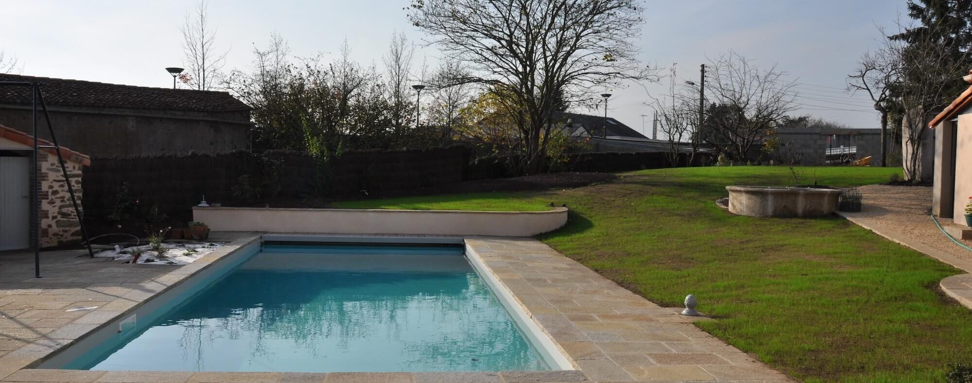 Intégration d'une piscine et style rustique