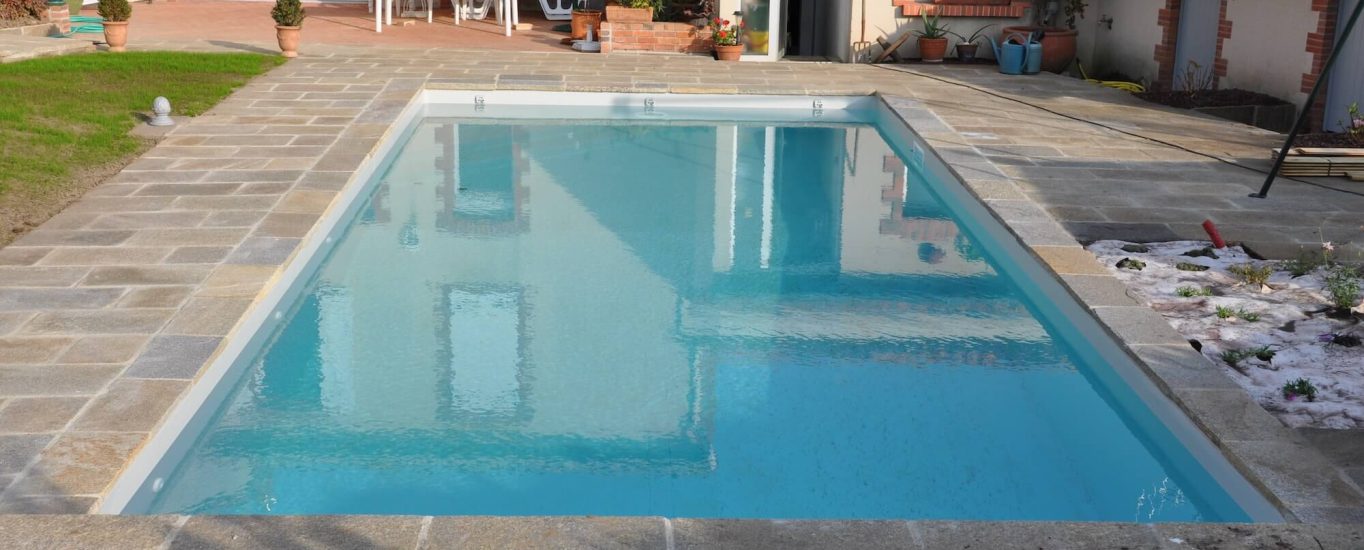 Piscine avec margelle et dallage en granit
