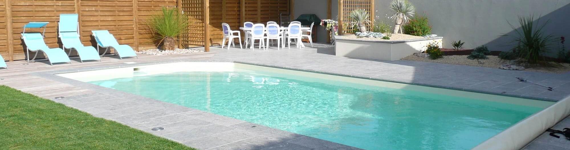 Piscine avec terrasse en pierre bleue