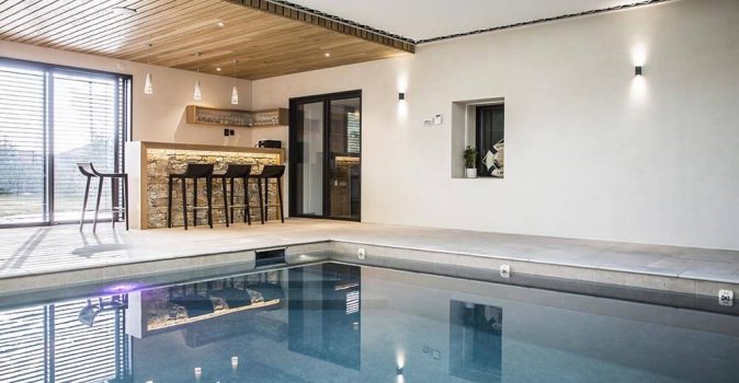 Piscine avec ligne d'eau minéral